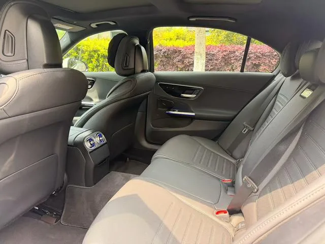 Mercedes-Benz C-Class 2024 C 260 L Versión deportiva interior foto 7 Mercedes-Benz C-Class 2024 C 260 L Versión deportiva interior foto 7