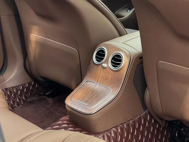 Mercedes-Benz E-Class 2023 E 300 L Luxury type Passenger car interior photo 20