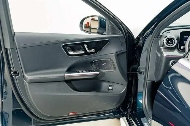 Mercedes-Benz C-Class 2024 Tres cambios C 260 L Versión deportiva interior foto 12 Mercedes-Benz C-Class 2024 Tres cambios C 260 L Versión deportiva interior foto 12