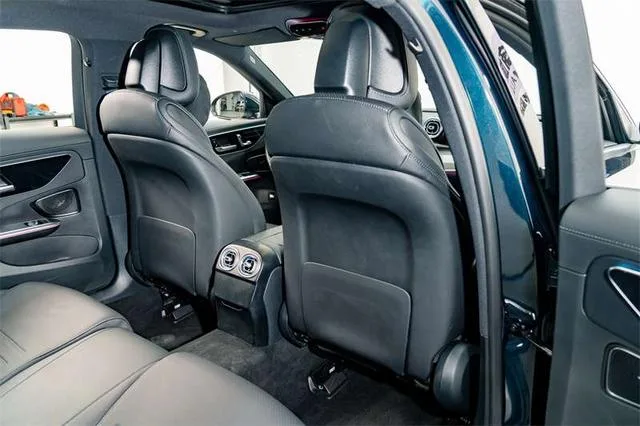 Mercedes-Benz C-Class 2024 Tres cambios C 260 L Versión deportiva interior foto 16 Mercedes-Benz C-Class 2024 Tres cambios C 260 L Versión deportiva interior foto 16