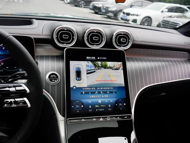Mercedes-Benz GLC 2025 GLC 300 L 4MATIC Luxury type 5 seat interior photo 15 Mercedes-Benz GLC 2025 GLC 300 L 4MATIC Luxury type 5 seat interior photo 15