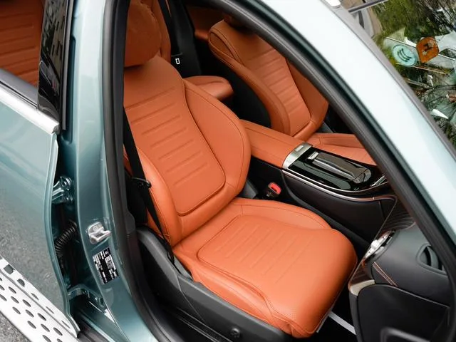 Mercedes-Benz GLC 2025 GLC 300 L 4MATIC Luxury type 5 seat interior photo 17 Mercedes-Benz GLC 2025 GLC 300 L 4MATIC Luxury type 5 seat interior photo 17