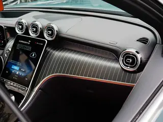 Mercedes-Benz GLC 2025 GLC 300 L 4MATIC Luxury type 5 seat interior photo 18 Mercedes-Benz GLC 2025 GLC 300 L 4MATIC Luxury type 5 seat interior photo 18