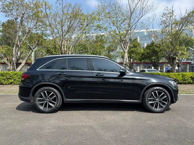 Mercedes-Benz GLC 2021 GLC 260 L 4MATIC Luxury type exterior photo 4 Mercedes-Benz GLC 2021 GLC 260 L 4MATIC Luxury type exterior photo 4