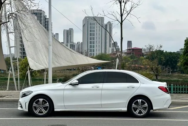 Mercedes-Benz C-Class 2021 C 260 L Versión deportiva exterior foto 3 Mercedes-Benz C-Class 2021 C 260 L Versión deportiva exterior foto 3