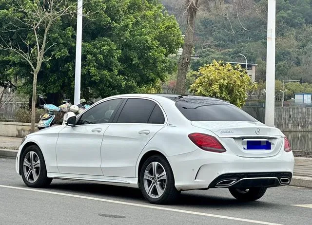 Mercedes-Benz C-Class 2021 C 260 L Versión deportiva exterior foto 4 Mercedes-Benz C-Class 2021 C 260 L Versión deportiva exterior foto 4