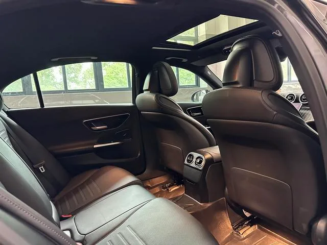 Mercedes-Benz C-Class 2022 Mise à jour C 200 L Version sportive intérieur photo 17 Mercedes-Benz C-Class 2022 Mise à jour C 200 L Version sportive intérieur photo 17