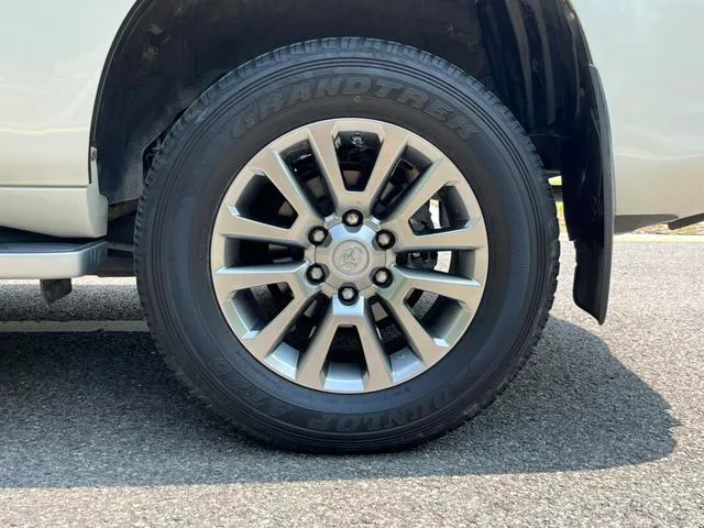 Toyota Prado 2018 3.5L Automatic TX-L Rear spare wheel interior photo 18 Toyota Prado 2018 3.5L Automatic TX-L Rear spare wheel interior photo 18