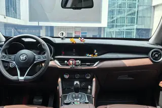 Alfa Romeo Stelvio 2017 2.0T 200HP Luxury Edition interior photo 13 Alfa Romeo Stelvio 2017 2.0T 200HP Luxury Edition interior photo 13