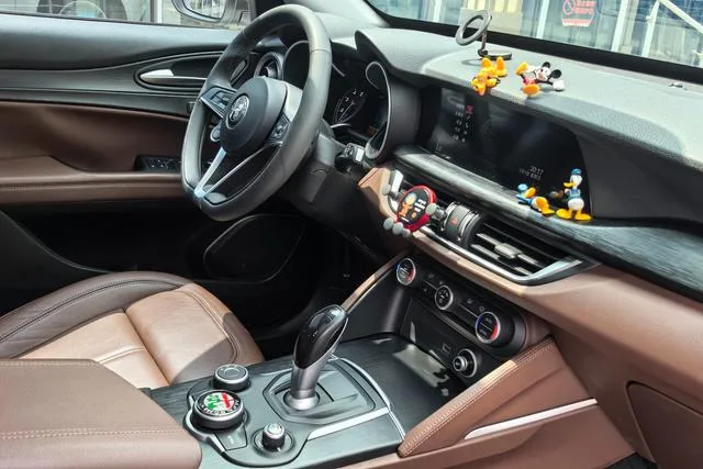 Alfa Romeo Stelvio 2017 2.0T 200HP Luxury Edition interior photo 18 Alfa Romeo Stelvio 2017 2.0T 200HP Luxury Edition interior photo 18