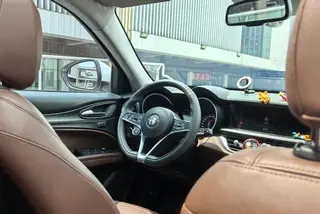 Alfa Romeo Stelvio 2017 2.0T 200HP Luxury Edition interior photo 20 Alfa Romeo Stelvio 2017 2.0T 200HP Luxury Edition interior photo 20