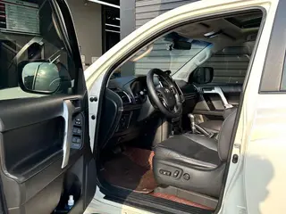 Toyota Prado 2018 3.5L Automatic TX-L Rear spare wheel interior photo 8 Toyota Prado 2018 3.5L Automatic TX-L Rear spare wheel interior photo 8