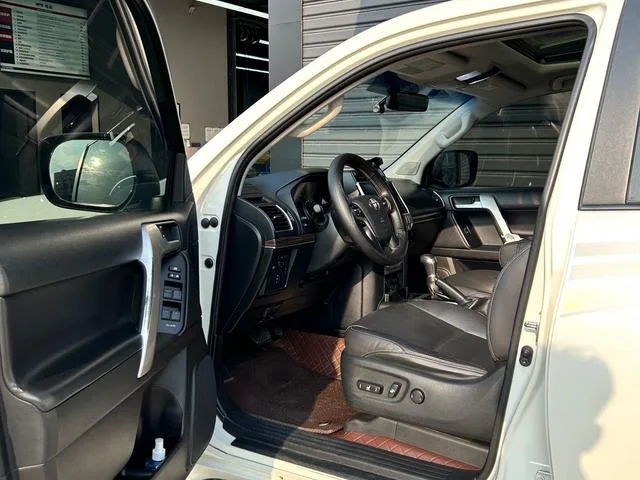 Toyota Prado 2018 3.5L Automatic TX-L Rear spare wheel interior photo 8 Toyota Prado 2018 3.5L Automatic TX-L Rear spare wheel interior photo 8