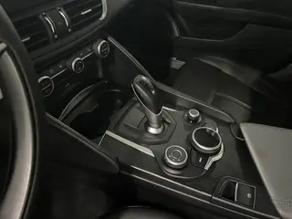 Alfa Romeo Giulia 2017 2.0T 280HP Luxury Edition interior photo 7 Alfa Romeo Giulia 2017 2.0T 280HP Luxury Edition interior photo 7