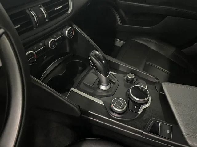 Alfa Romeo Giulia 2017 2.0T 280HP Luxury Edition interior photo 7 Alfa Romeo Giulia 2017 2.0T 280HP Luxury Edition interior photo 7