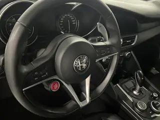 Alfa Romeo Giulia 2017 2.0T 280HP Luxury Edition interior photo 8 Alfa Romeo Giulia 2017 2.0T 280HP Luxury Edition interior photo 8