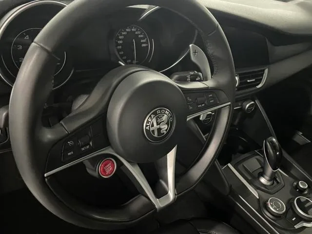 Alfa Romeo Giulia 2017 2.0T 280HP Luxury Edition interior photo 8 Alfa Romeo Giulia 2017 2.0T 280HP Luxury Edition interior photo 8