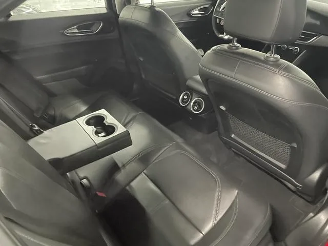 Alfa Romeo Giulia 2017 2.0T 280HP Luxury Edition interior photo 9 Alfa Romeo Giulia 2017 2.0T 280HP Luxury Edition interior photo 9