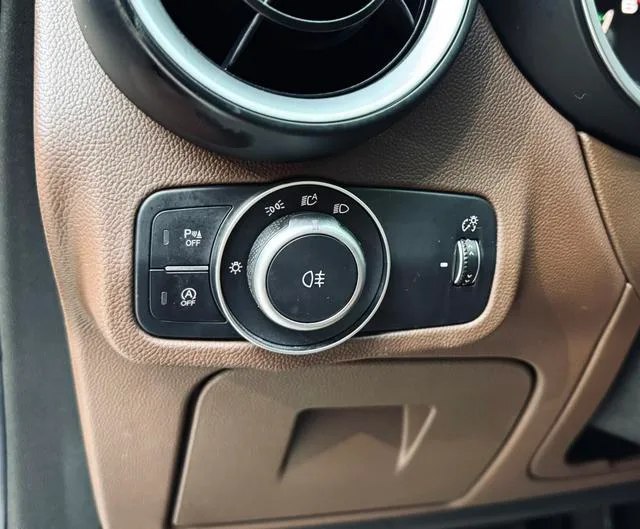 Alfa Romeo Stelvio 2017 2.0T 200HP Luxury Edition interior photo 12 Alfa Romeo Stelvio 2017 2.0T 200HP Luxury Edition interior photo 12