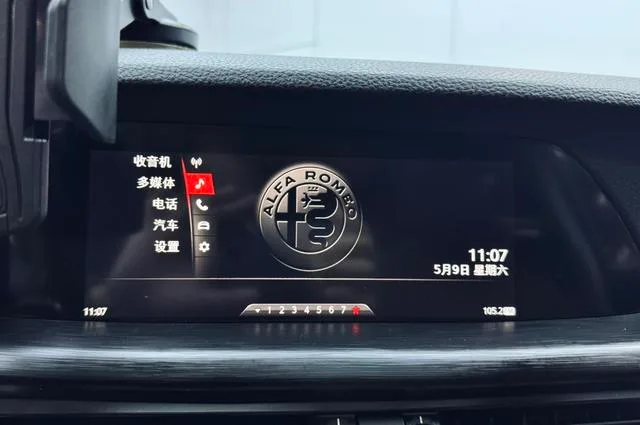 Alfa Romeo Stelvio 2017 2.0T 200HP Luxury Edition interior photo 14 Alfa Romeo Stelvio 2017 2.0T 200HP Luxury Edition interior photo 14