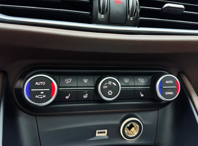 Alfa Romeo Stelvio 2017 2.0T 200HP Luxury Edition interior photo 15 Alfa Romeo Stelvio 2017 2.0T 200HP Luxury Edition interior photo 15