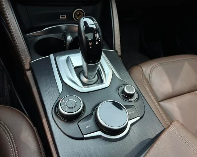 Alfa Romeo Stelvio 2017 2.0T 200HP Luxury Edition interior photo 16 Alfa Romeo Stelvio 2017 2.0T 200HP Luxury Edition interior photo 16