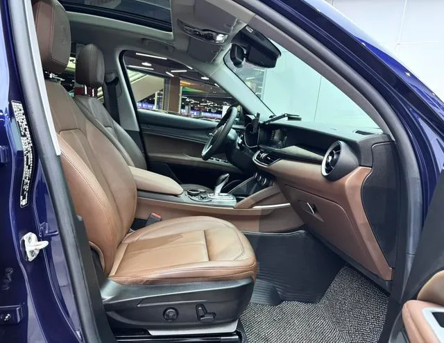Alfa Romeo Stelvio 2017 2.0T 200HP Luxury Edition interior photo 17 Alfa Romeo Stelvio 2017 2.0T 200HP Luxury Edition interior photo 17