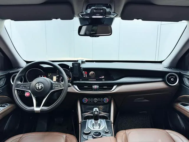 Alfa Romeo Stelvio 2017 2.0T 200HP Luxury Edition interior photo 19 Alfa Romeo Stelvio 2017 2.0T 200HP Luxury Edition interior photo 19
