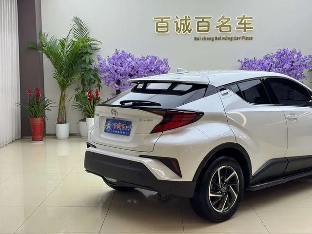 Toyota C-HR 2021 2.0L Version de luxe extérieur photo 6 Toyota C-HR 2021 2.0L Version de luxe extérieur photo 6