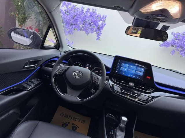 Toyota C-HR 2021 2.0L Version de luxe intérieur photo 13 Toyota C-HR 2021 2.0L Version de luxe intérieur photo 13