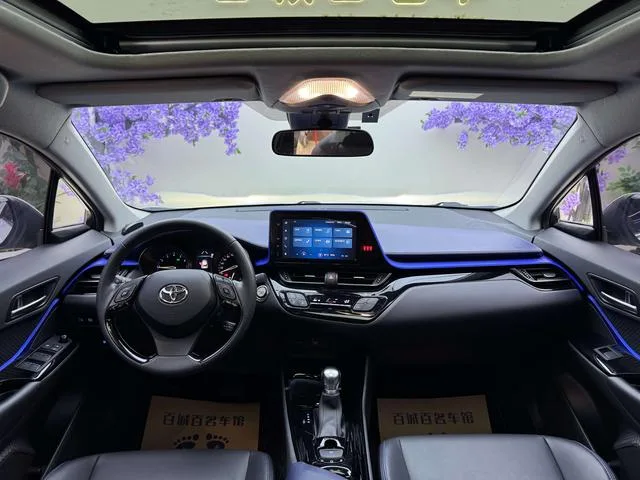 Toyota C-HR 2021 2.0L Version de luxe intérieur photo 15 Toyota C-HR 2021 2.0L Version de luxe intérieur photo 15