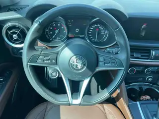 Alfa Romeo Stelvio 2017 2.0T 200HP Luxury Edition interior photo 12 Alfa Romeo Stelvio 2017 2.0T 200HP Luxury Edition interior photo 12