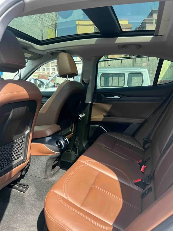 Alfa Romeo Stelvio 2017 2.0T 200HP Luxury Edition interior photo 18 Alfa Romeo Stelvio 2017 2.0T 200HP Luxury Edition interior photo 18