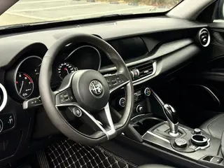 Alfa Romeo Stelvio 2017 2.0T 200HP Version d'élite intérieur photo 12