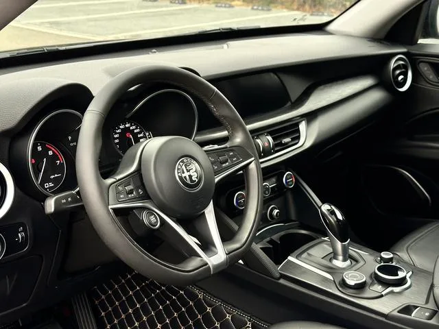 Alfa Romeo Stelvio 2017 2.0T 200HP Version d'élite intérieur photo 12
