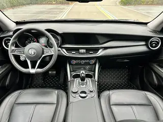 Alfa Romeo Stelvio 2017 2.0T 200HP Version d'élite intérieur photo 13