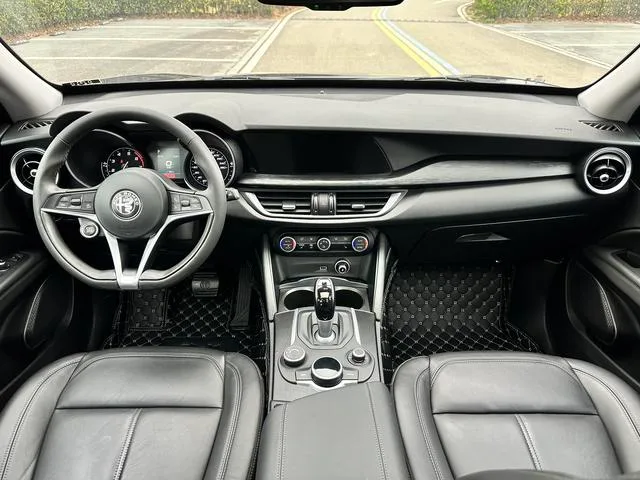 Alfa Romeo Stelvio 2017 2.0T 200HP Version d'élite intérieur photo 13