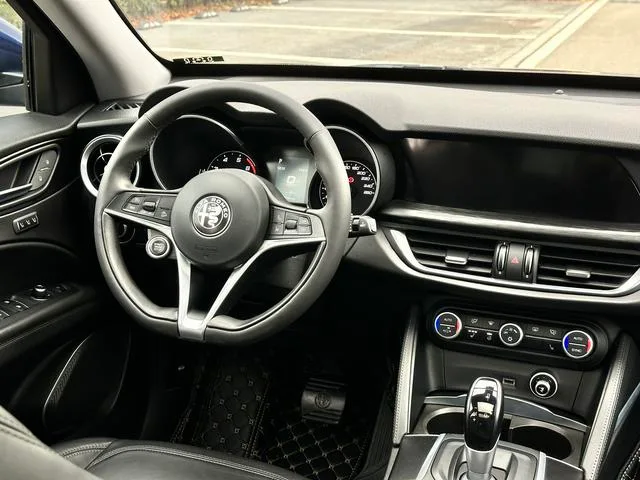 Alfa Romeo Stelvio 2017 2.0T 200HP Version d'élite intérieur photo 16