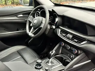 Alfa Romeo Stelvio 2017 2.0T 200HP Version d'élite intérieur photo 17