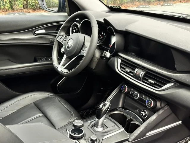 Alfa Romeo Stelvio 2017 2.0T 200HP Version d'élite intérieur photo 17