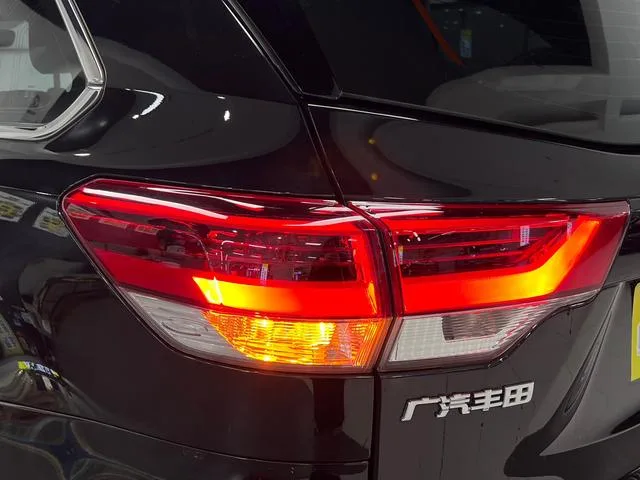 Toyota Highlander 2018 2.0T Four-wheel drive Premium Edition 7 seat Country VI interior photo 12 Toyota Highlander 2018 2.0T Four-wheel drive Premium Edition 7 seat Country VI interior photo 12
