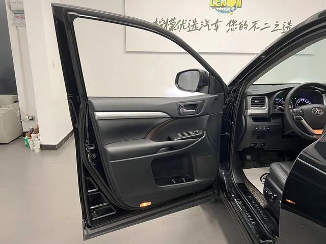 Toyota Highlander 2018 2.0T Four-wheel drive Premium Edition 7 seat Country VI interior photo 17 Toyota Highlander 2018 2.0T Four-wheel drive Premium Edition 7 seat Country VI interior photo 17