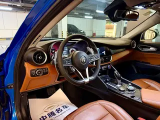Alfa Romeo Giulia 2017 2.0T 280HP Luxury Edition exterior photo 4