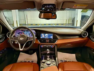 Alfa Romeo Giulia 2017 2.0T 280HP Luxury Edition interior photo 14