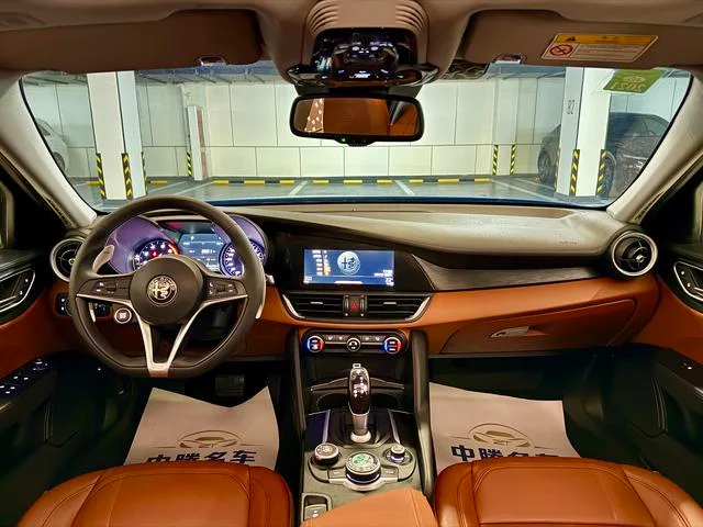 Alfa Romeo Giulia 2017 2.0T 280HP Luxury Edition interior photo 14