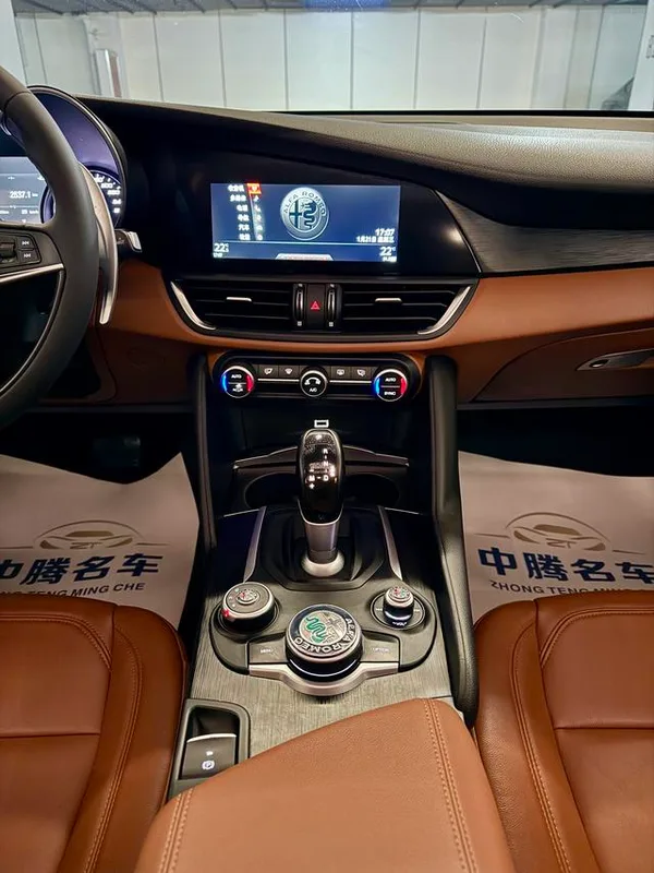 Alfa Romeo Giulia 2017 2.0T 280HP Luxury Edition interior photo 16