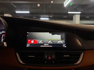 Alfa Romeo Giulia 2017 2.0T 280HP Luxury Edition interior photo 18