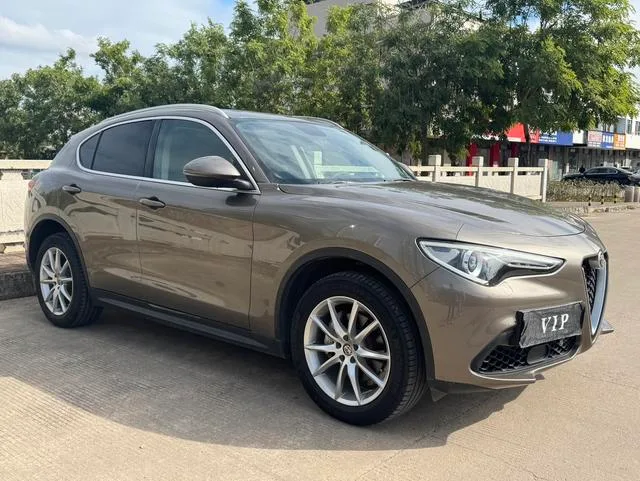 Alfa Romeo Stelvio 2017 2.0T 280HP Luxury Edition exterior photo 3
