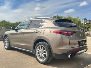 Alfa Romeo Stelvio 2017 2.0T 280HP Luxury Edition exterior photo 4