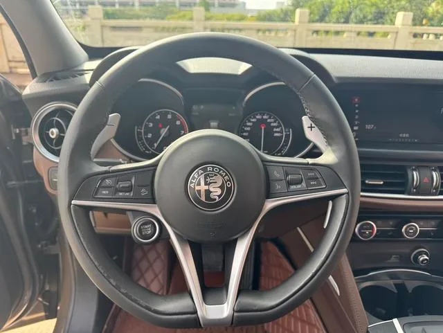 Alfa Romeo Stelvio 2017 2.0T 280HP Luxury Edition interior photo 10